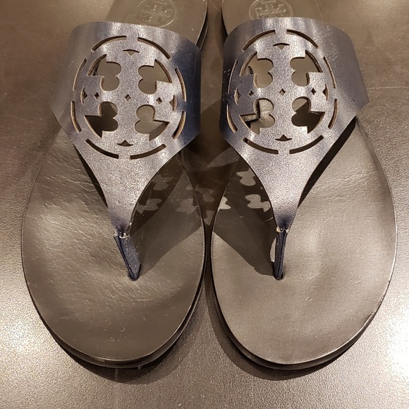 Excellent preloved Tory Burch Zoey Thong Sandal. Maybe wore twice. - Picture 7 of 10